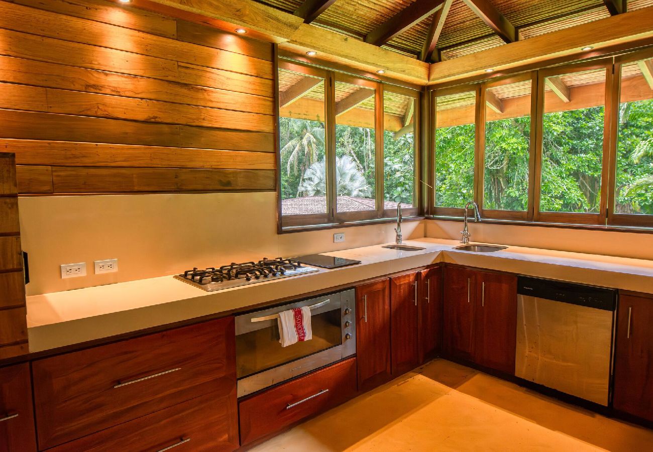 Villa en Playa Chiquita - Villa frente al mar con chef privado
