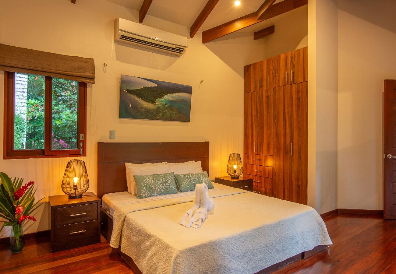Villa en Cahuita - Three Monkeys Cahuita 2 Casas Piscina AC BBQ 