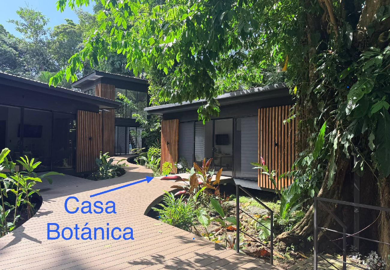 Casa en Playa Chiquita - Casa Botánica a pasos de la playa+ Cargador EV 