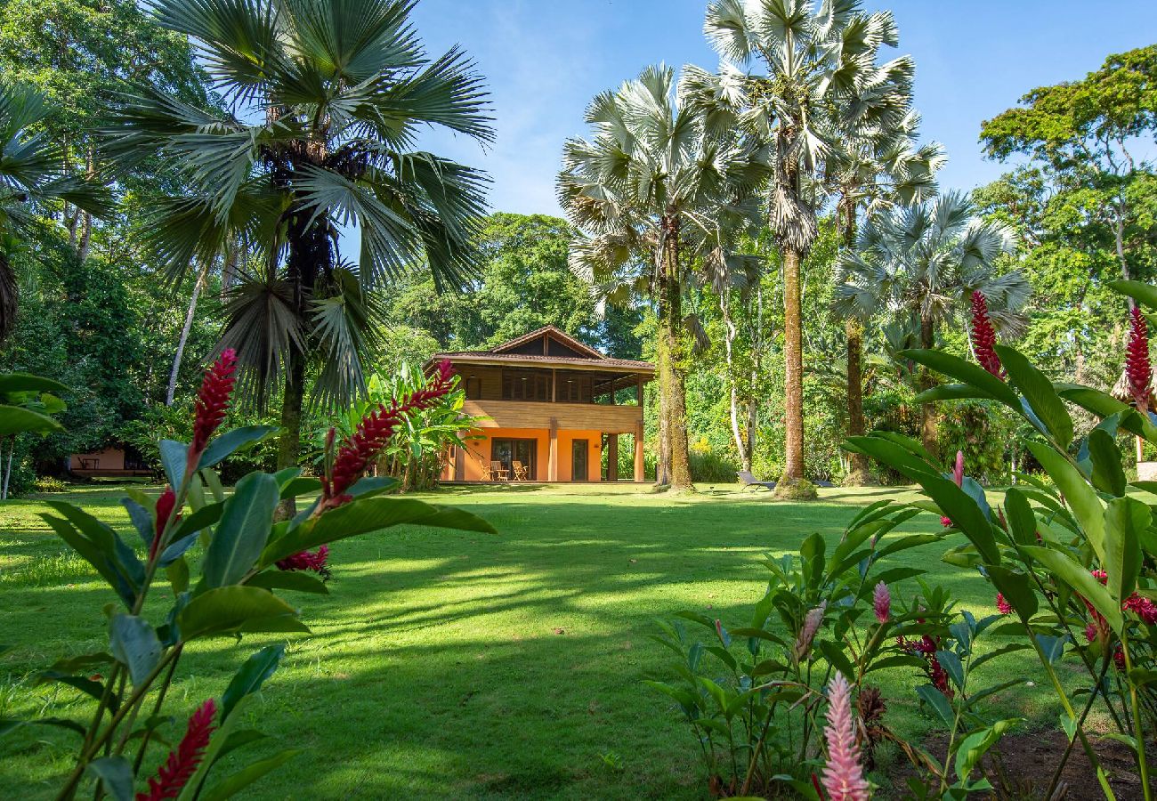 Villa en Playa Chiquita - Villa frente al mar con chef privado