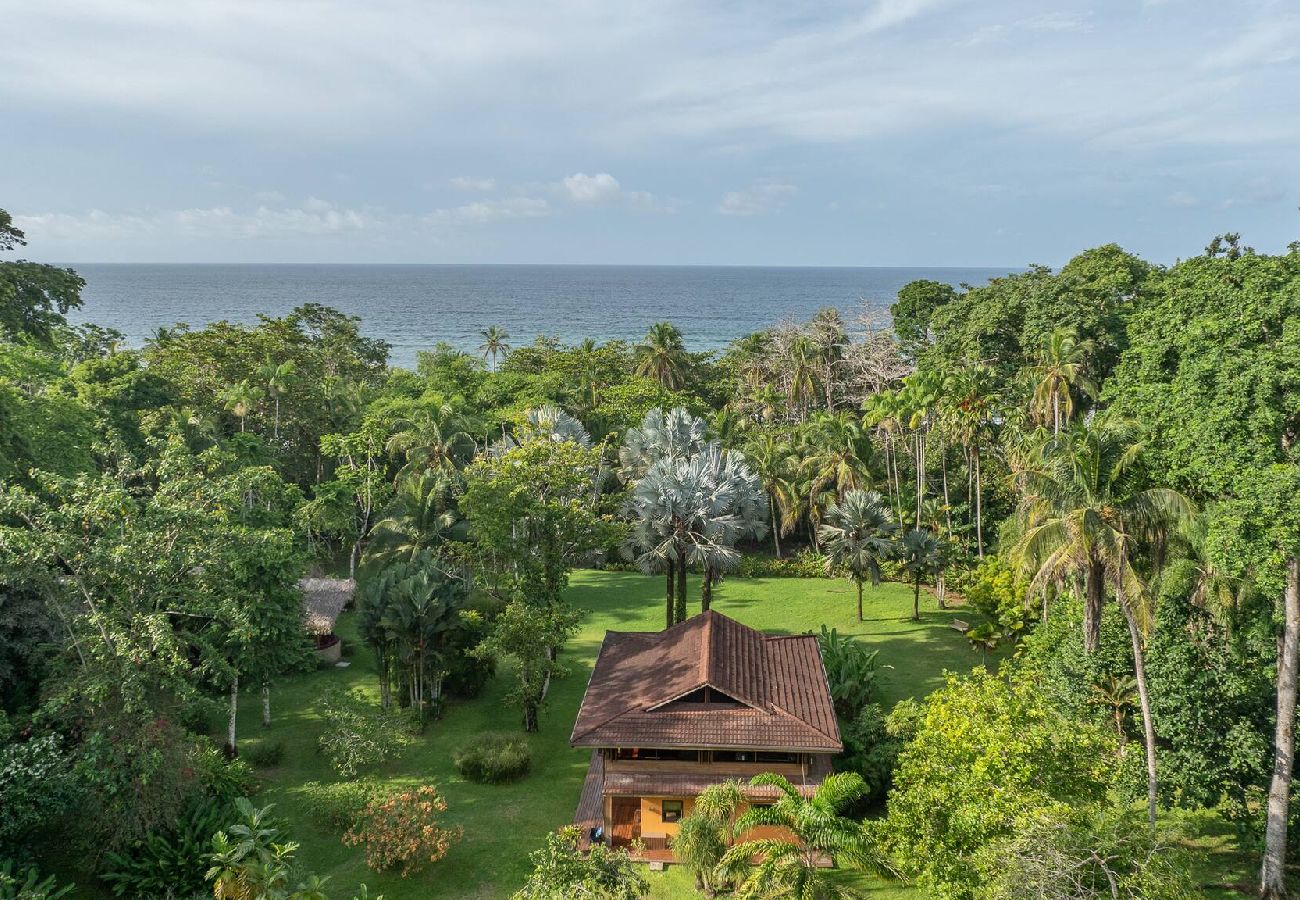 Villa en Playa Chiquita - Villa frente al mar con chef privado