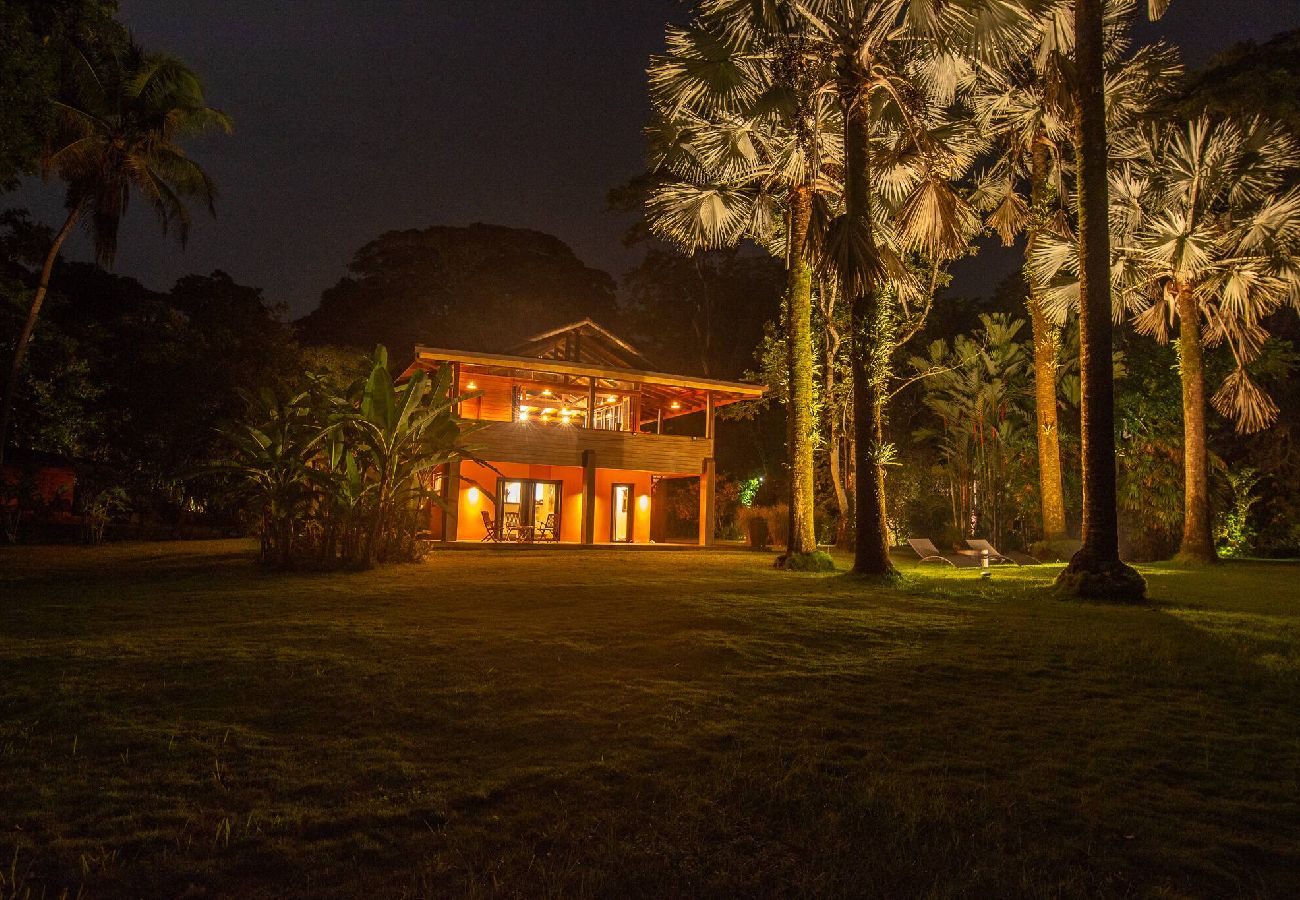 Villa en Playa Chiquita - Villa frente al mar con chef privado