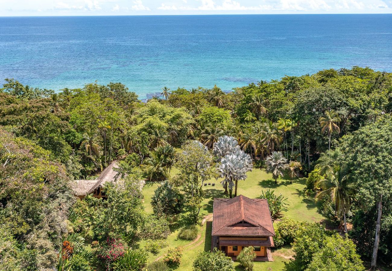 Villa en Playa Chiquita - Villa frente al mar con chef privado