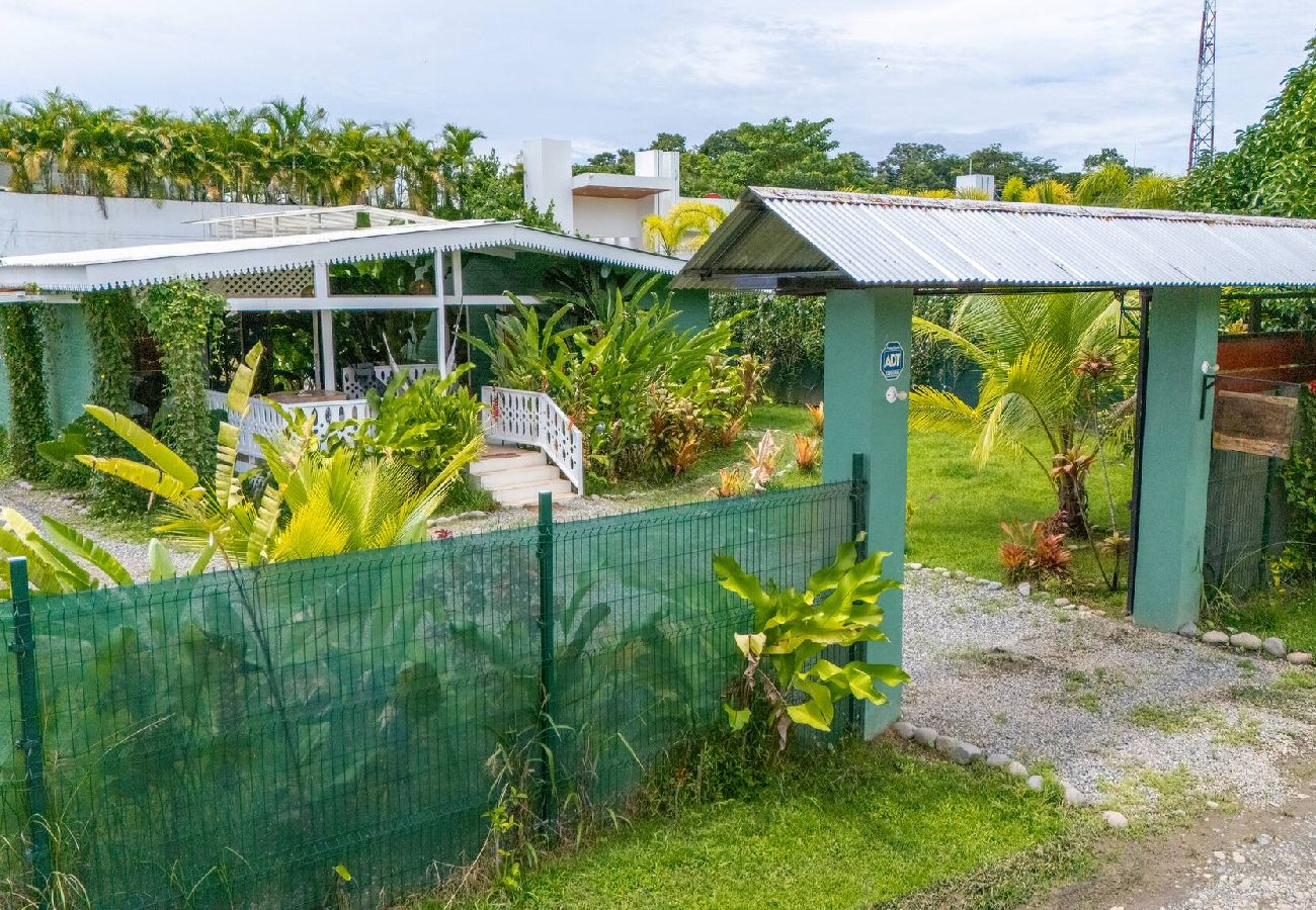 Casa en Cahuita - Casa con piscina cerca del Parque de Cahuita 