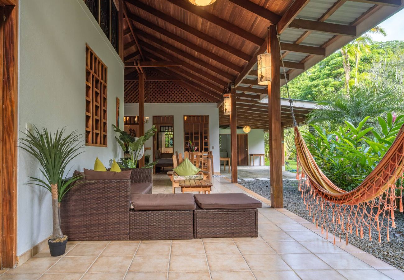 Casa en Playa Chiquita - Osos Caribeños a 10 min caminando de la playa 
