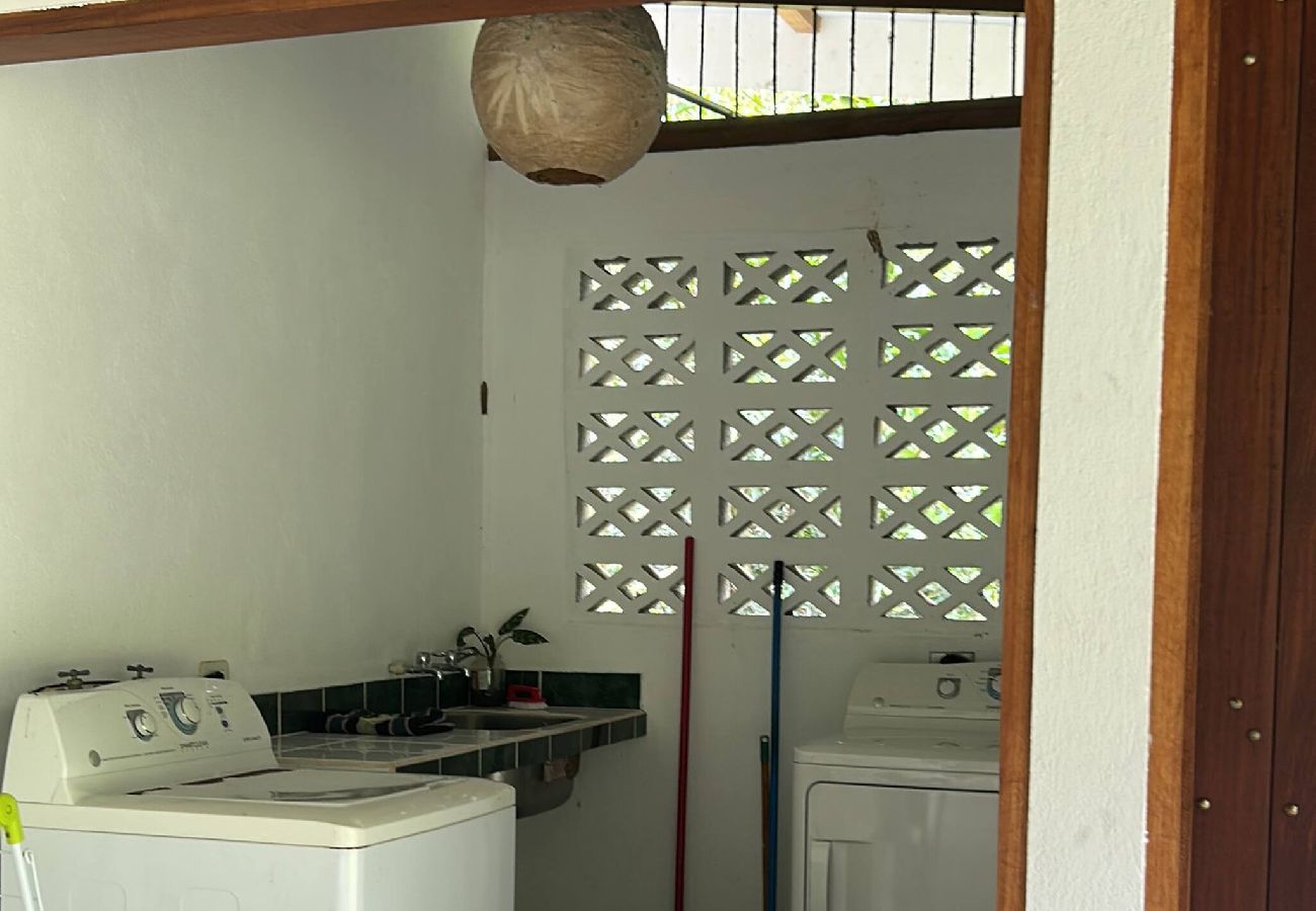 Casa en Playa Chiquita - Osos Caribeños a 10 min caminando de la playa 