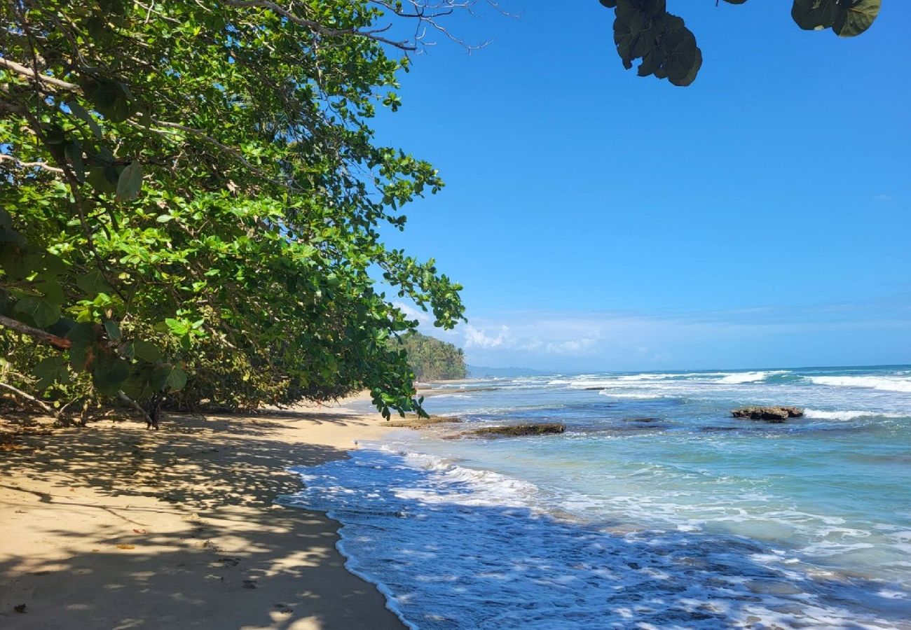Casa en Playa Chiquita - Osos Caribeños a 10 min caminando de la playa 