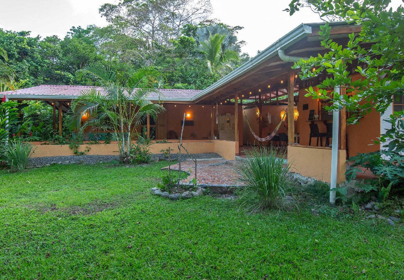 Casa en Playa Chiquita - Rakú - Cerca de la playa - rentas mensuales bienvenidas