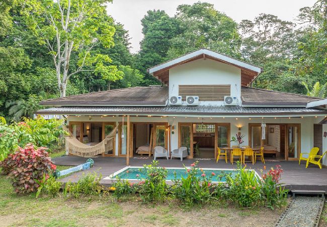 Casa en Cahuita - Luz de Luna AC piscina privada a 300 m de la playa