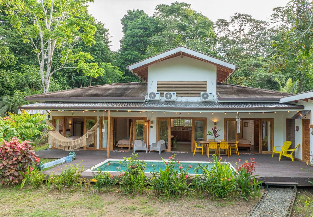 Casa en Cahuita - Luz de Luna AC piscina privada a 300 m de la playa