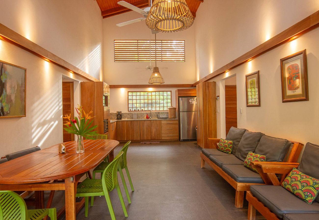 Casa en Cahuita - Luz de Luna AC piscina privada a 300 m de la playa