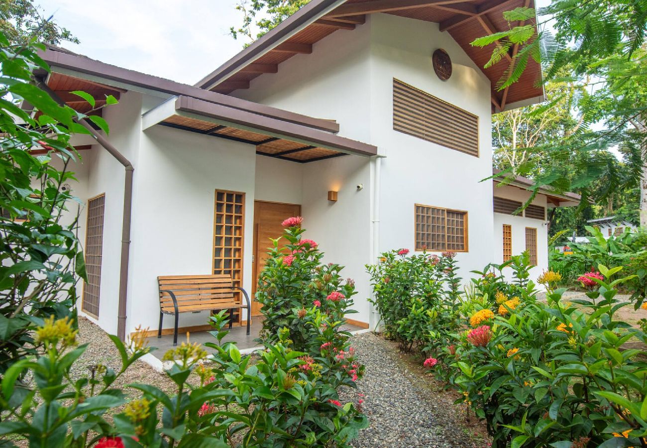Casa en Cahuita - Luz de Luna AC piscina privada a 300 m de la playa