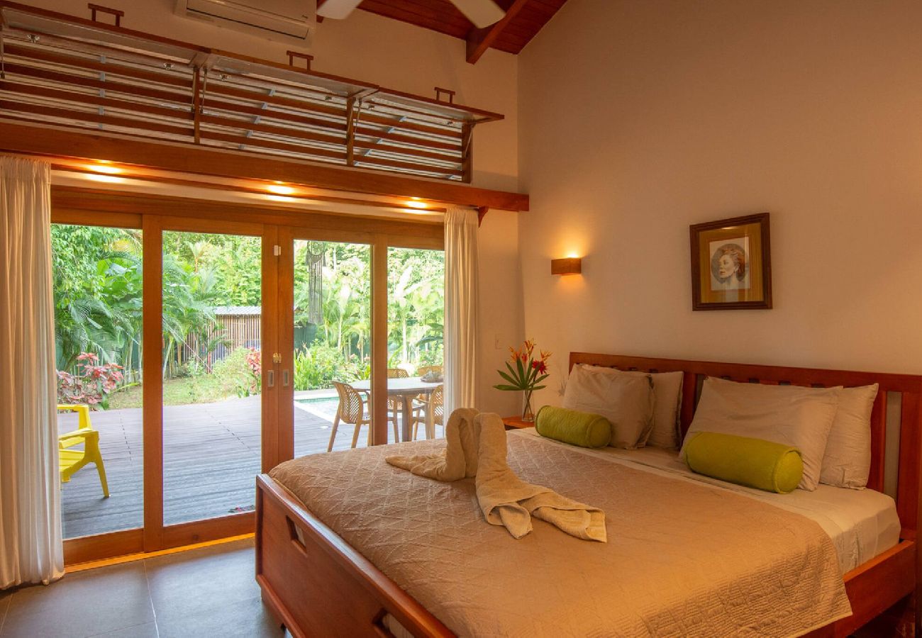 Casa en Cahuita - Luz de Luna AC piscina privada a 300 m de la playa