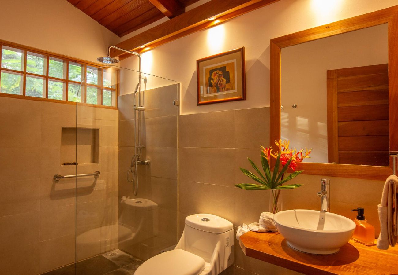 Casa en Cahuita - Luz de Luna AC piscina privada a 300 m de la playa