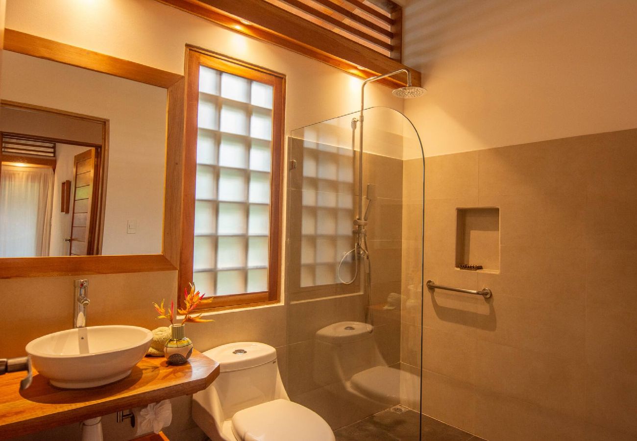 Casa en Cahuita - Luz de Luna AC piscina privada a 300 m de la playa
