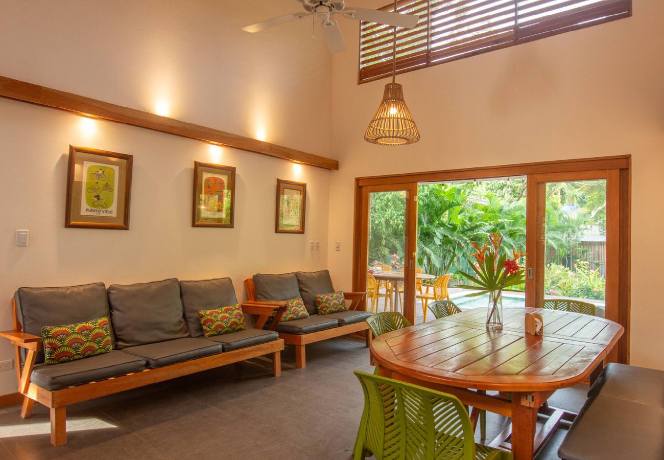 Casa en Cahuita - Luz de Luna AC piscina privada a 300 m de la playa