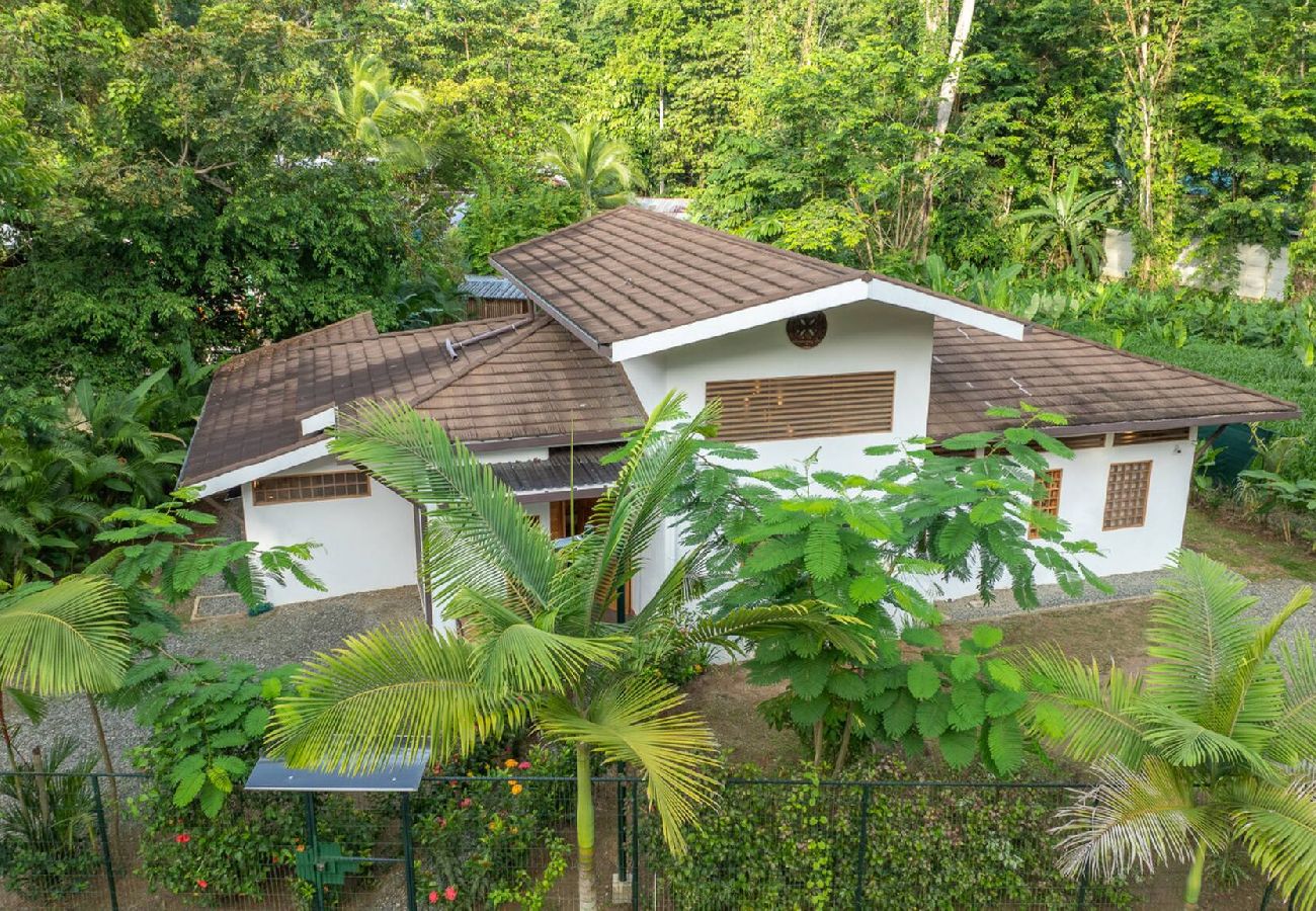 Casa en Cahuita - Luz de Luna AC piscina privada a 300 m de la playa