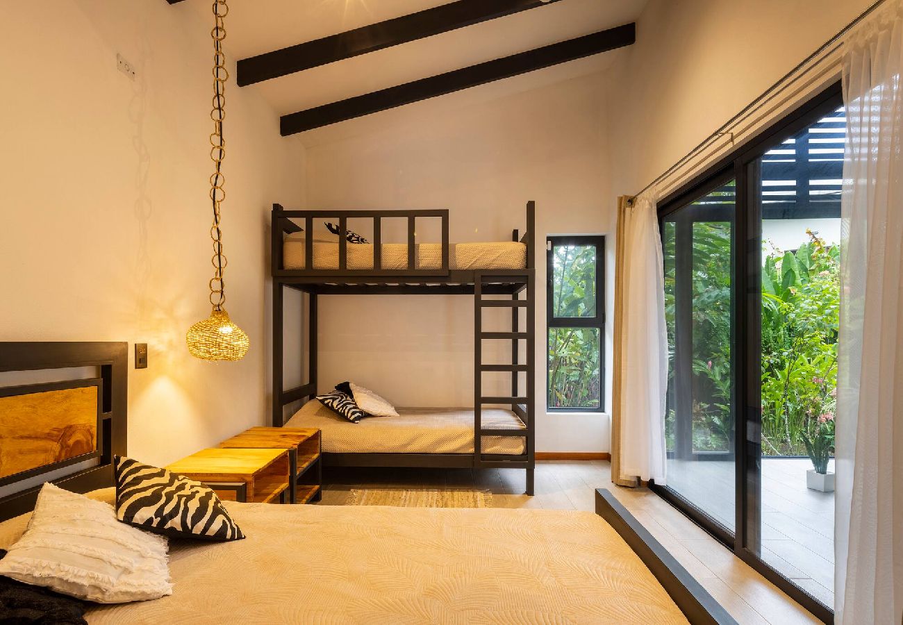 House in Playa Negra - Casa Kali - 4-Min Walk to Beach - AC & Pool 