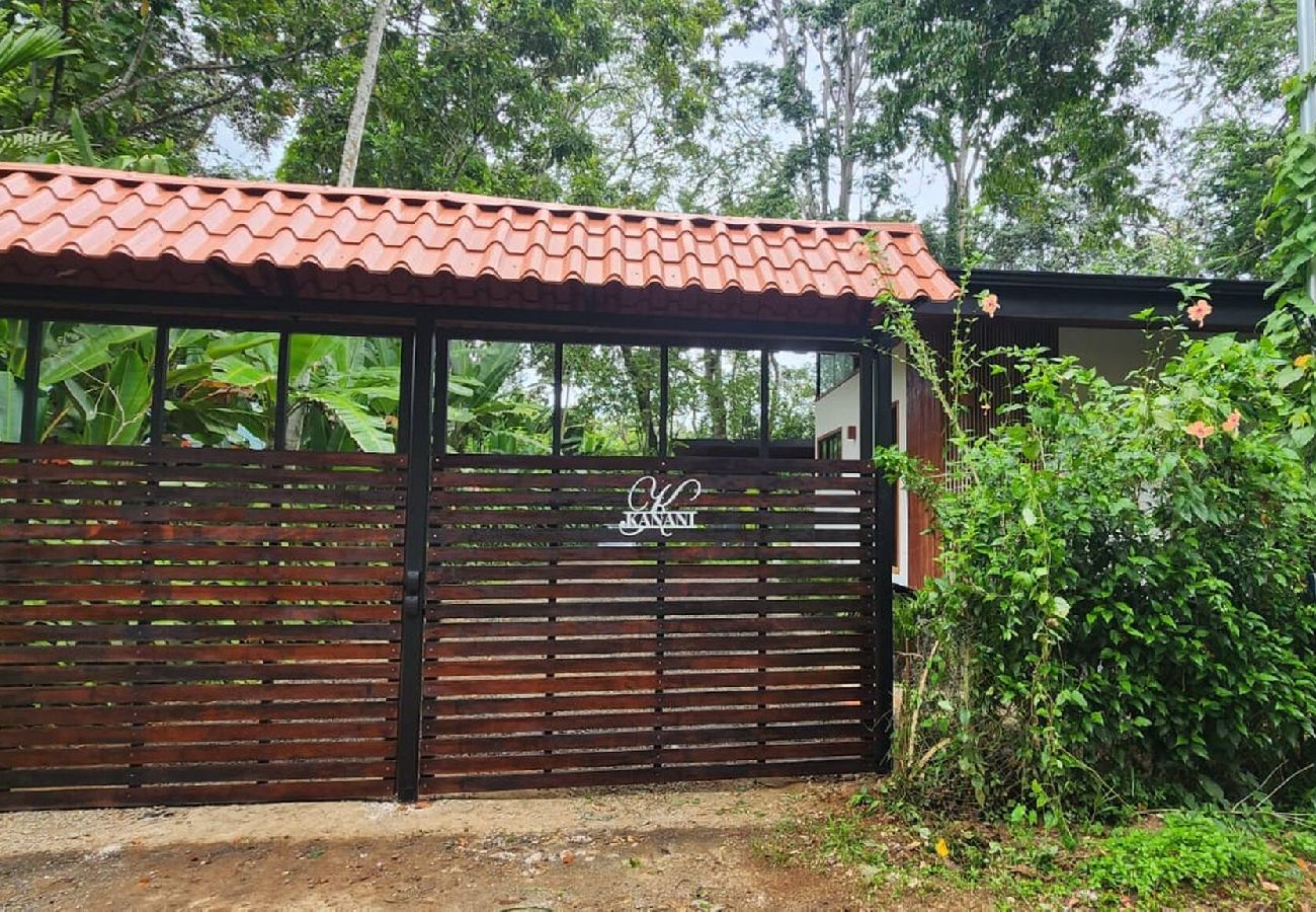 House in Playa Negra - Casa Kanani with Pool 350 m from the Beach