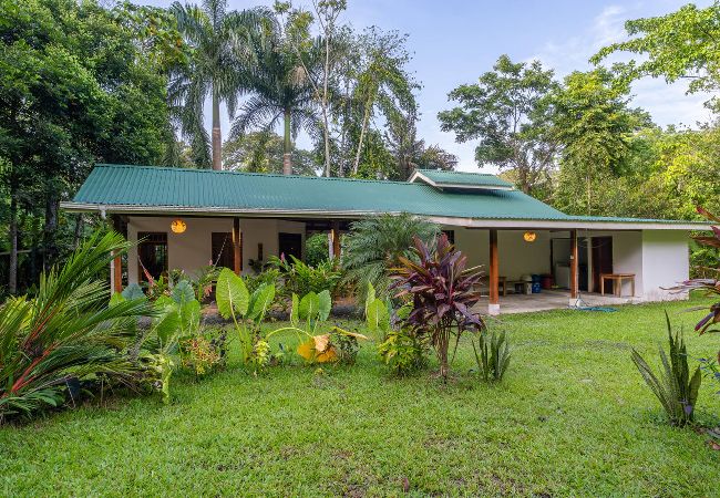 House in Playa Chiquita - Osos Caribeños 10min walking to the beach 