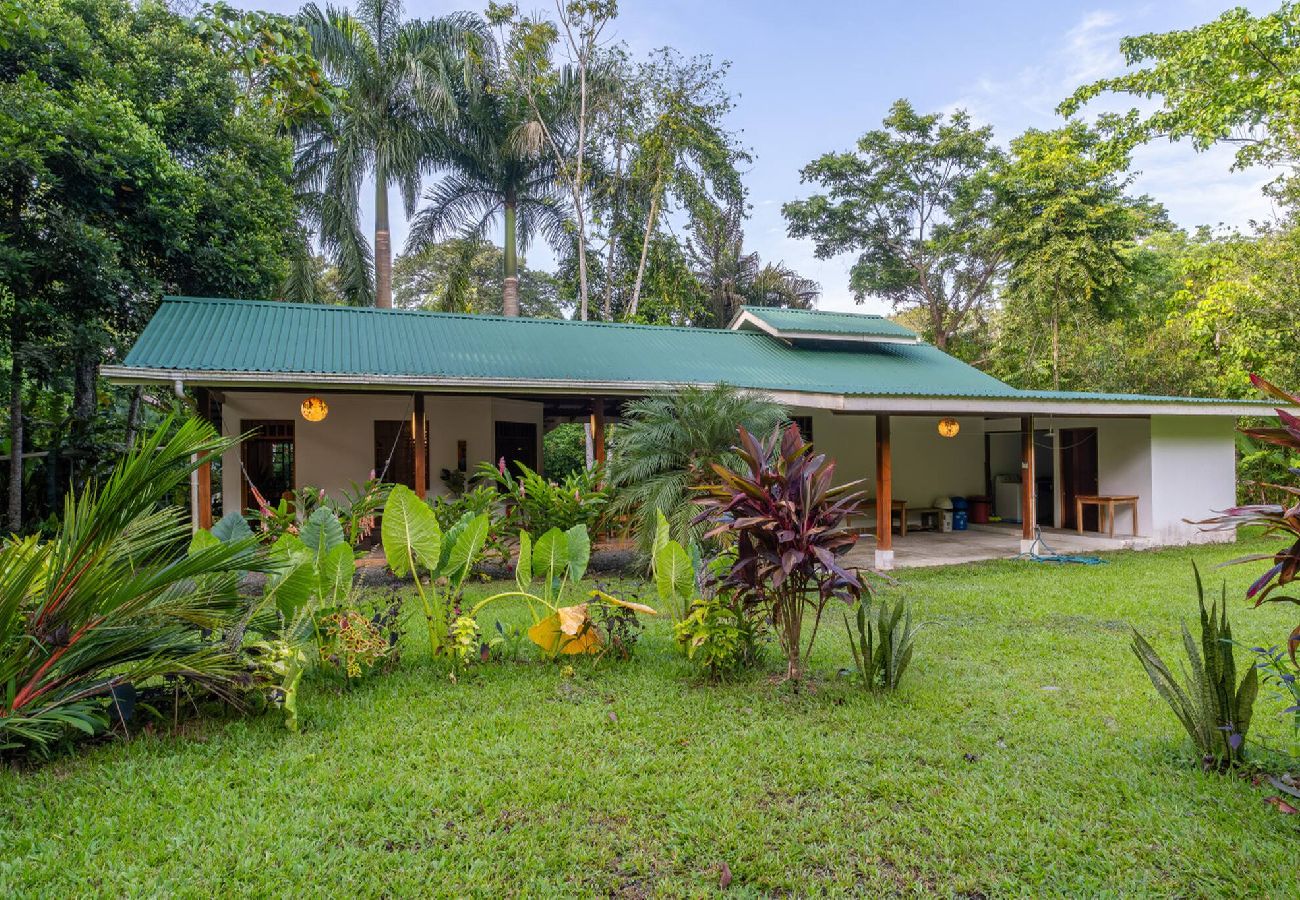 House in Playa Chiquita - Osos Caribeños 10min walking to the beach 