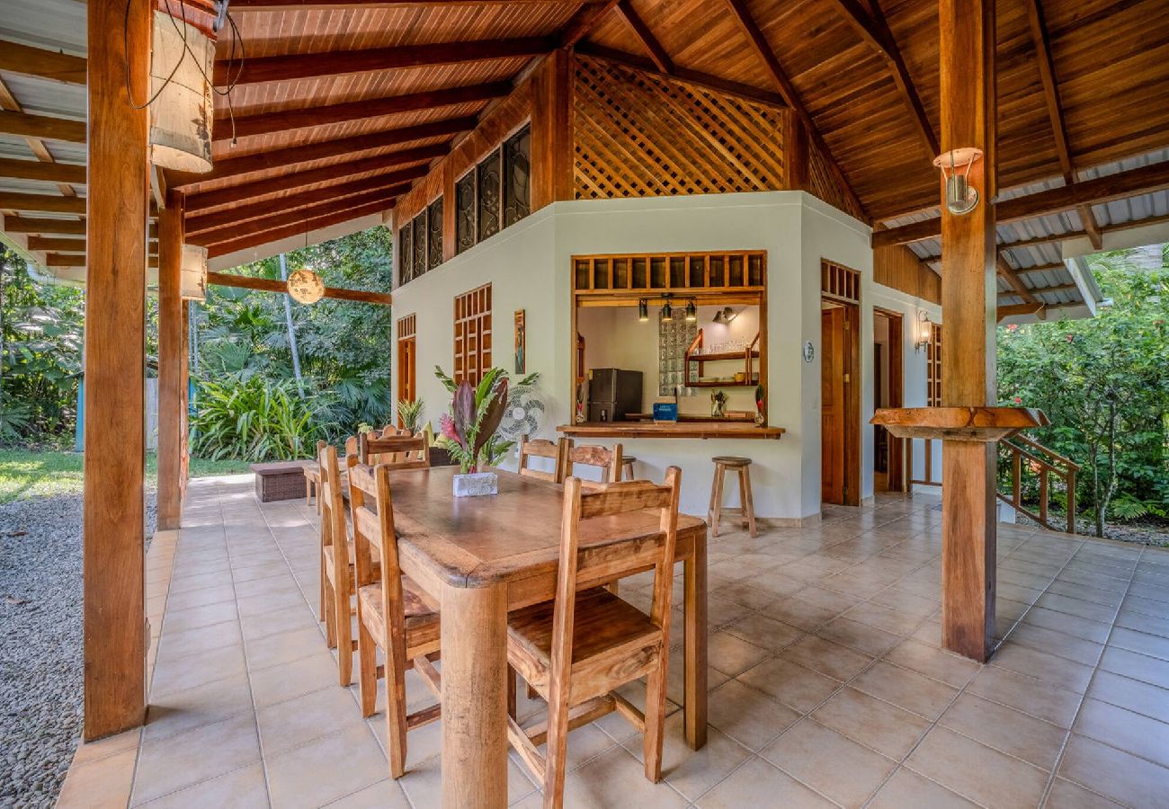 House in Playa Chiquita - Osos Caribeños 10min walking to the beach 