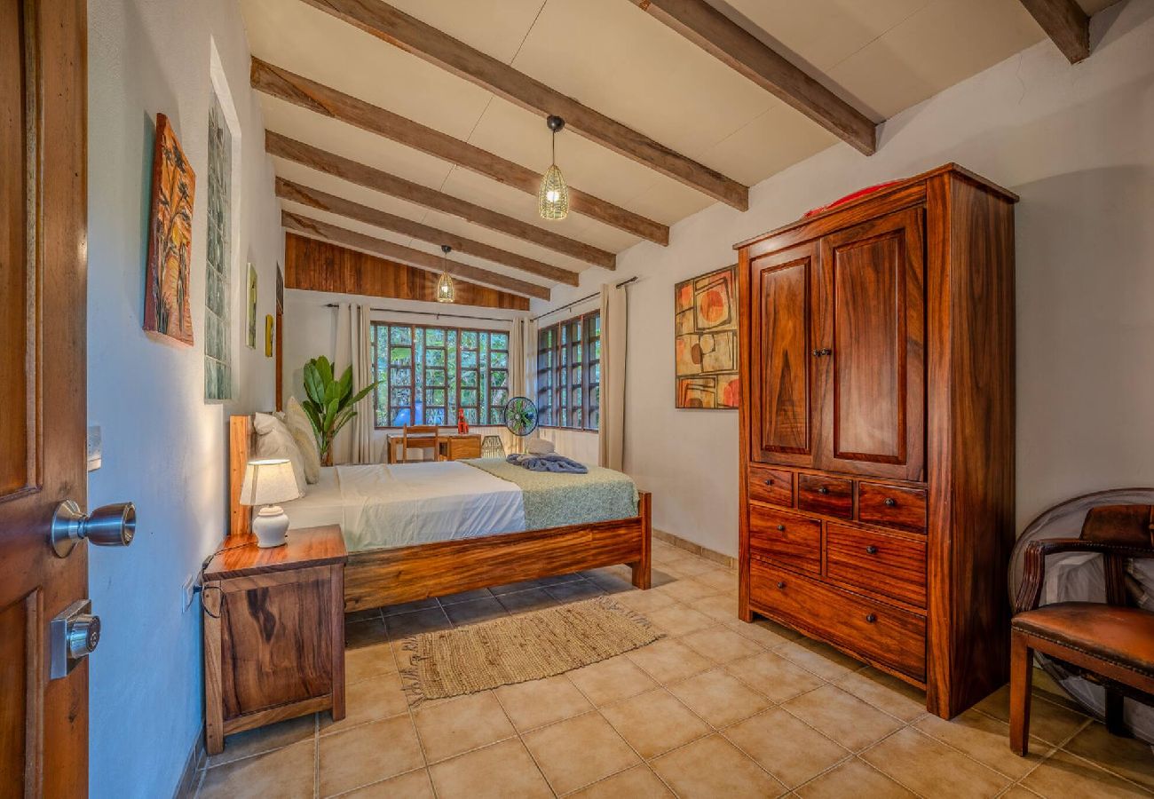 House in Playa Chiquita - Osos Caribeños 10min walking to the beach 