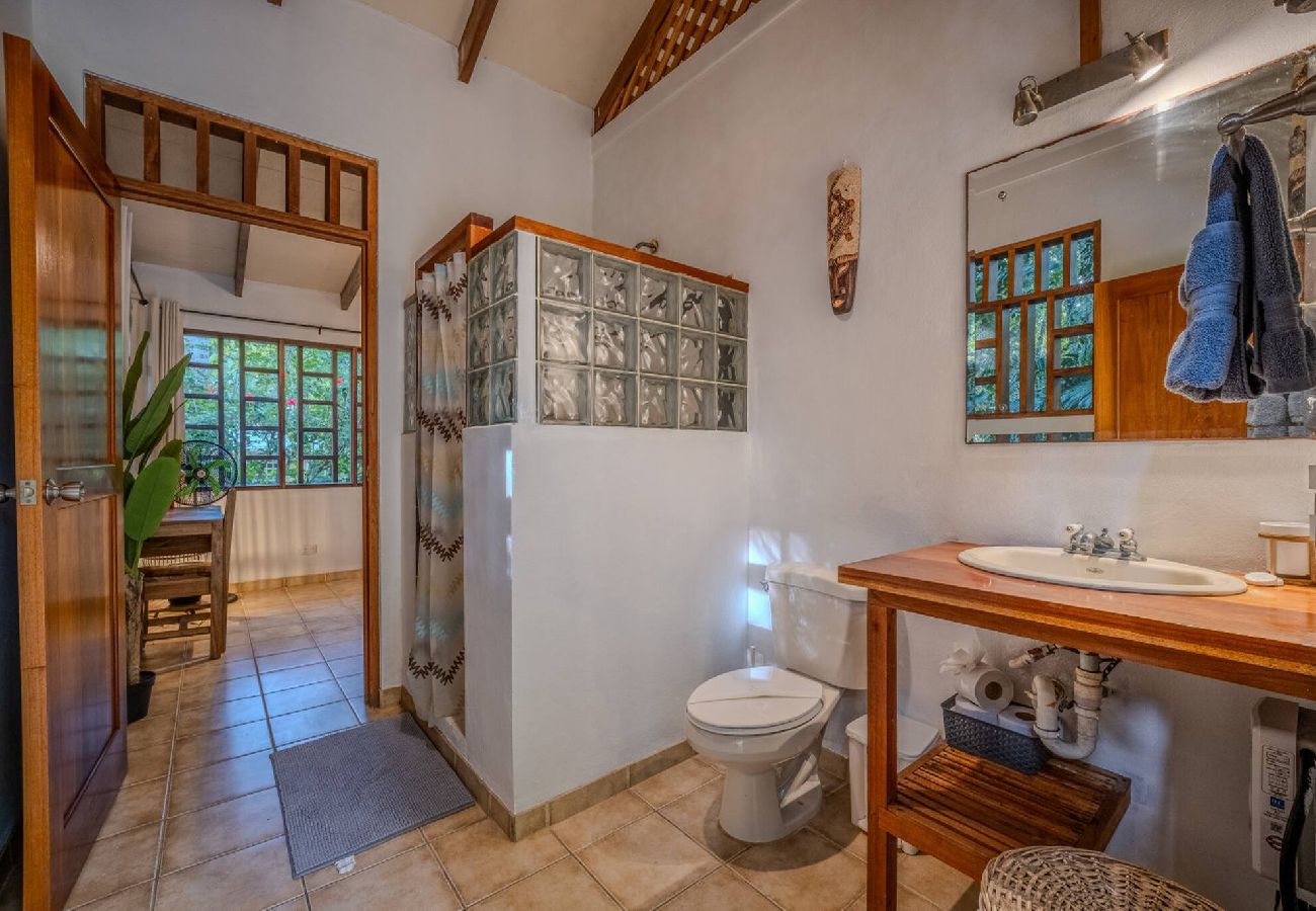 House in Playa Chiquita - Osos Caribeños 10min walking to the beach 
