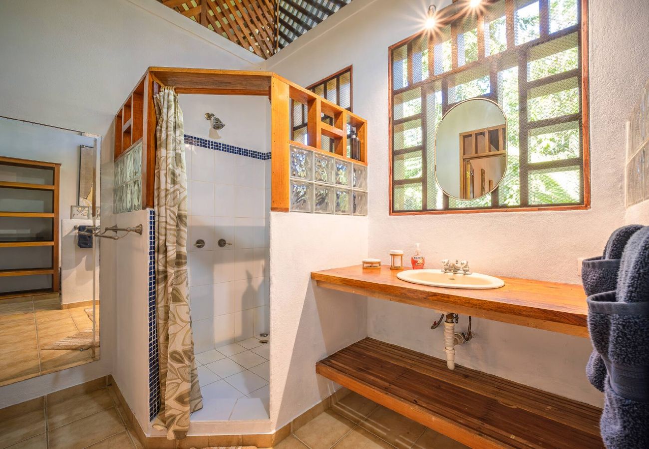 House in Playa Chiquita - Osos Caribeños 10min walking to the beach 