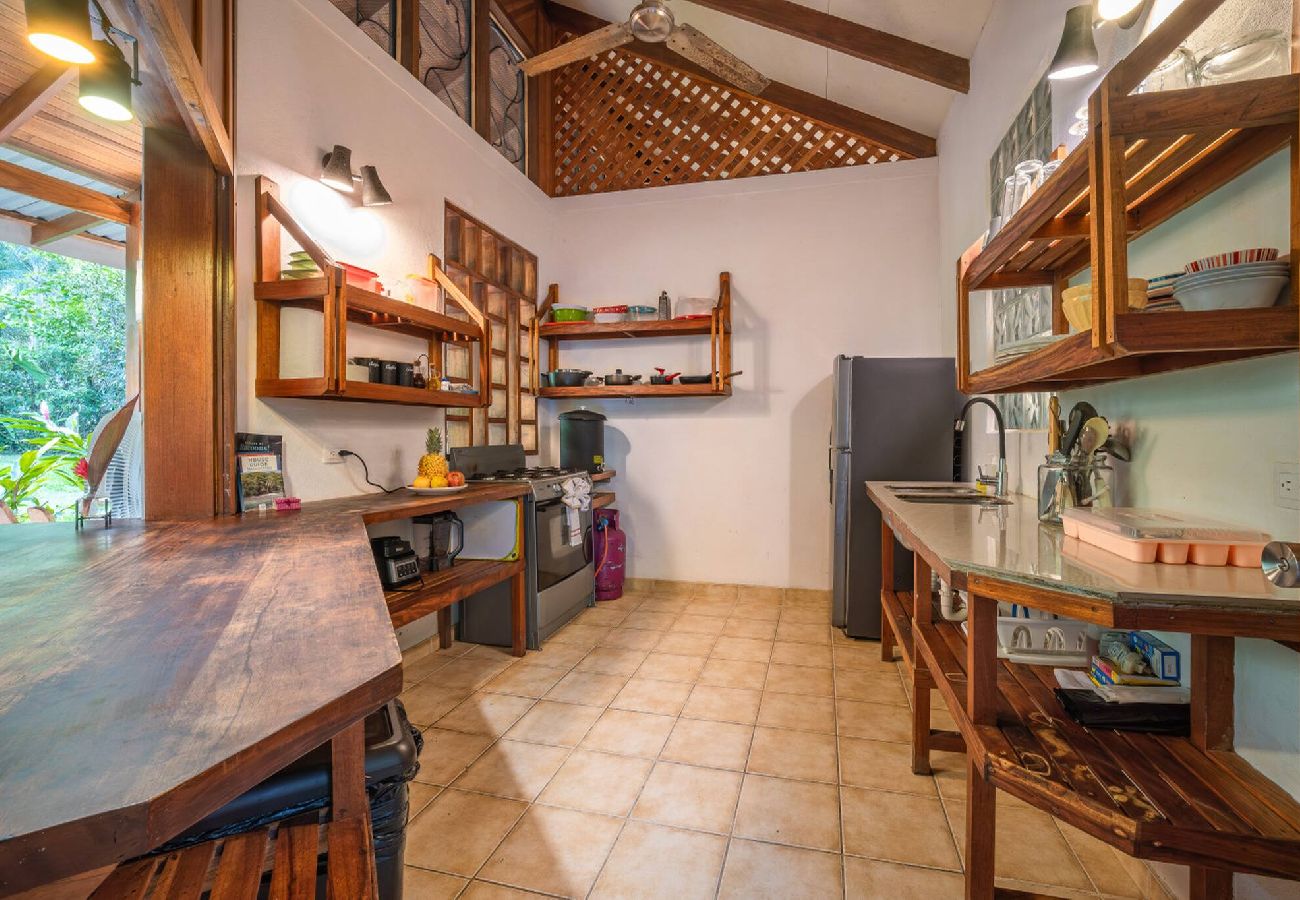 House in Playa Chiquita - Osos Caribeños 10min walking to the beach 