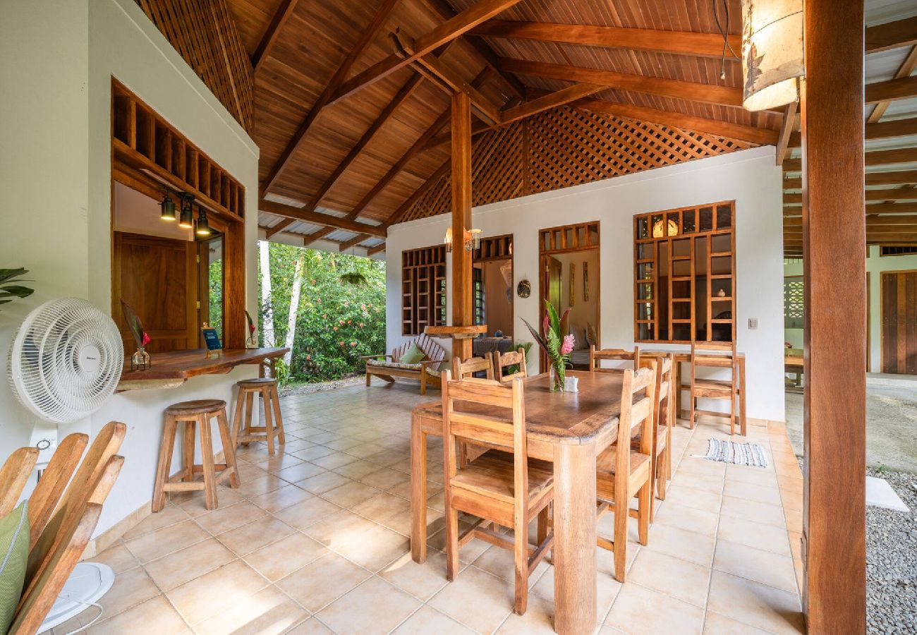House in Playa Chiquita - Osos Caribeños 10min walking to the beach 