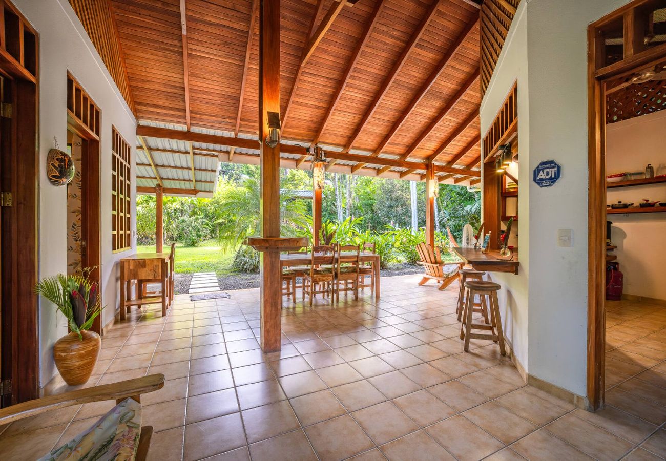 House in Playa Chiquita - Osos Caribeños 10min walking to the beach 