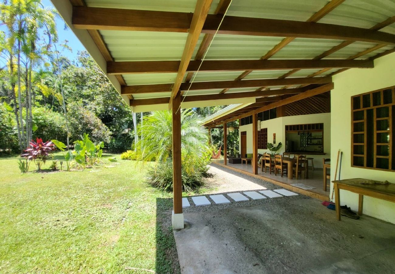 House in Playa Chiquita - Osos Caribeños 10min walking to the beach 