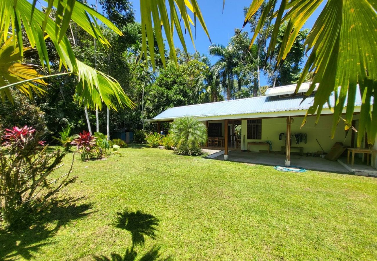 House in Playa Chiquita - Osos Caribeños 10min walking to the beach 