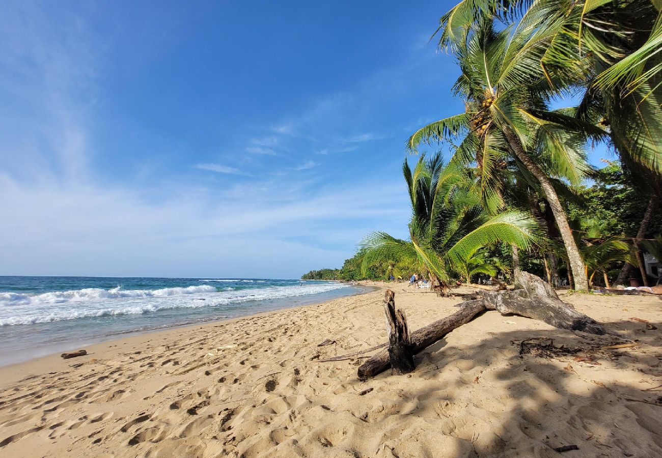 House in Playa Chiquita - Osos Caribeños 10min walking to the beach 