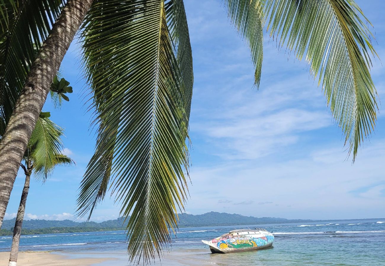 House in Playa Chiquita - Osos Caribeños 10min walking to the beach 