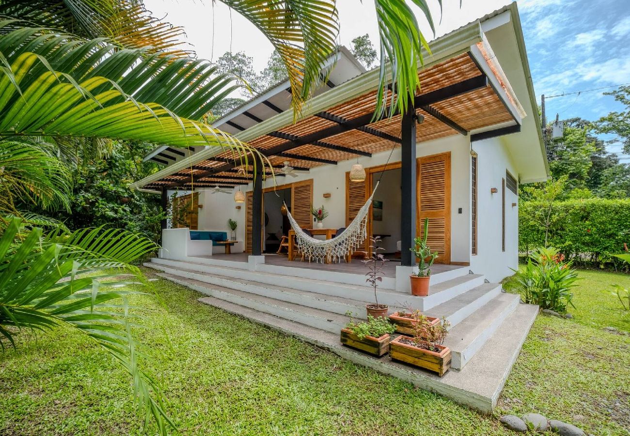 House in Playa Chiquita - Tres Lodge Villa - 15 min Walk to the Beach 