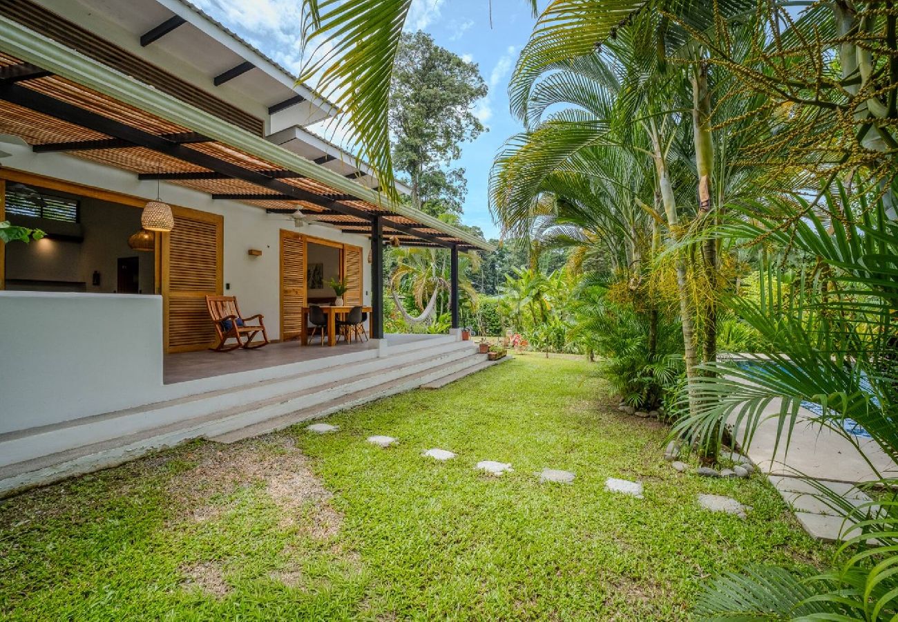 House in Playa Chiquita - Tres Lodge Villa - 15 min Walk to the Beach 